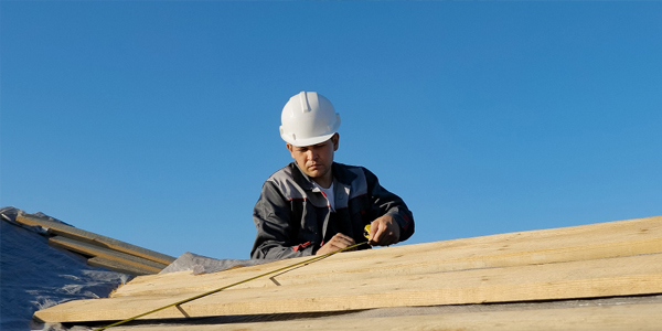 Réparation de toiture en cours
